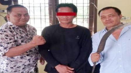 Diduga Sakit Hati Tidak Dipekerjakan, CA alias Sican (tengah), Warga Bagan Asahan, Bacok Kadesnya