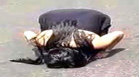 Diduga Ganguan Jiwa, Seorang Wanita Bertingkah Aneh di Tengah Jalan