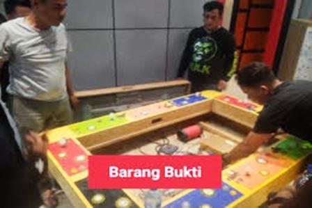 Polrestabes Medan bersama Polsek Medan Tembung menggerebek lokasi judi tembak ikan di Jalan Gambir, Pasar VIII, Tembung, Kamis 13 Juni 2024 malam.